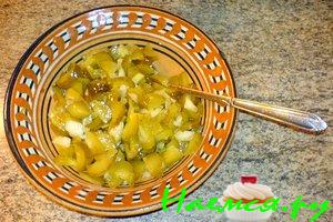 Огурцы солёные с луком