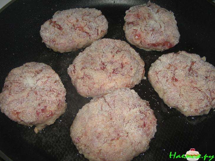 Котлеты жареные в манке