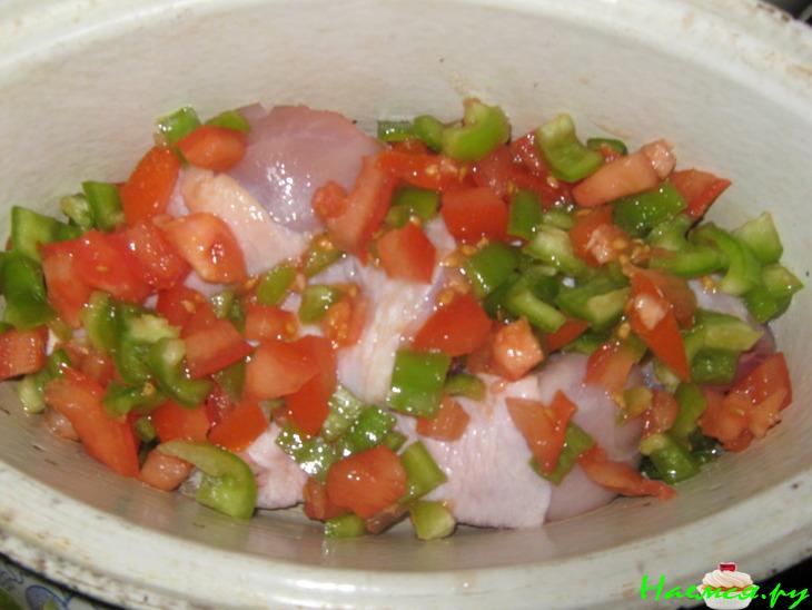 Курочка с овощами и чесноком