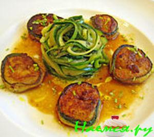Креветки в кабачковой обёртке с соусом