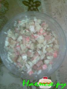 Салат из крабовых палочек и того, что было в холодильнике Салат из крабовых палочек и того, что было в холодильнике