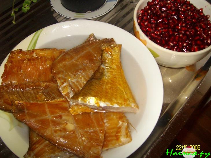 Копченая рыба с гранатом