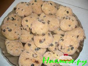 Сахарное печенье на сметане с изюмом