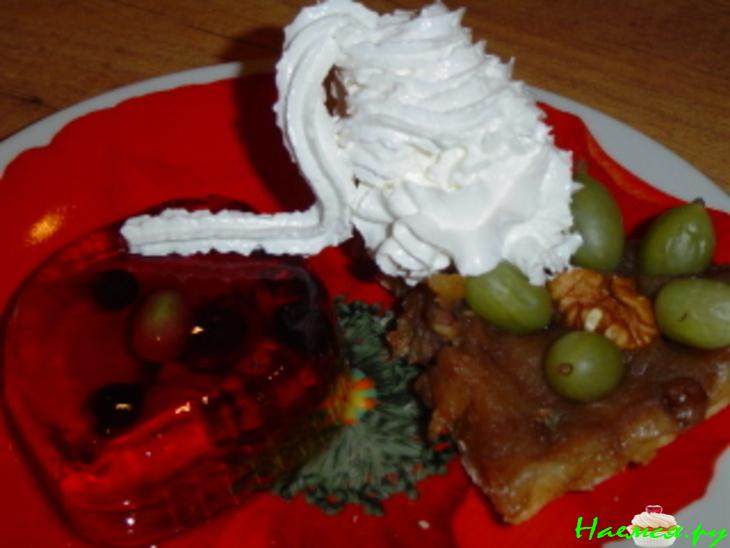 Пирог яблочный с курагой, изюмом и орехами