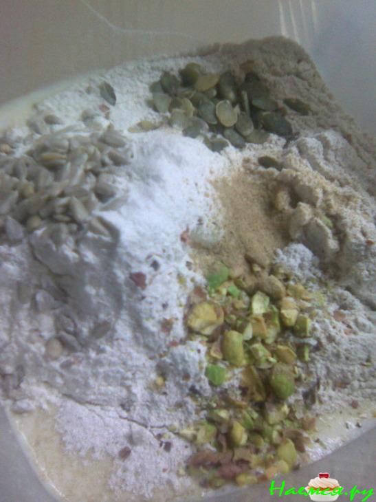 Ржаной хлеб на соде с семечками, изюмом и фисташками