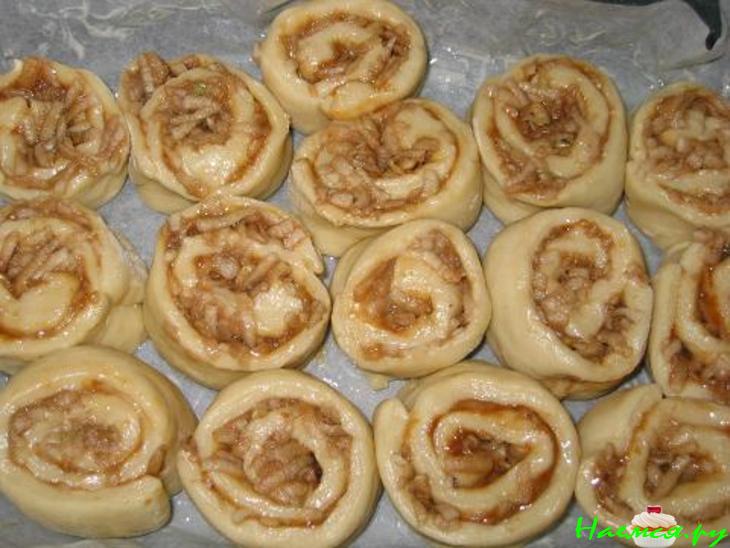 Булочки с яблоком из быстрого теста