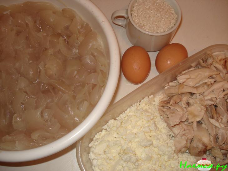 Пирог из слоёного теста с курицей луком и сыром