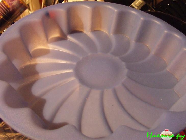 Закусочный пирог из слоеного теста с курицей, брынзой и сушеной мятой Закусочный пирог из слоеного теста с курицей, брынзой и сушеной мятой