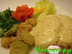 Куриное филе в сырно-сливочном соусе с гарниром из кабачков