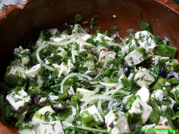 Вкусный овощной салат с рикотой и рокфором