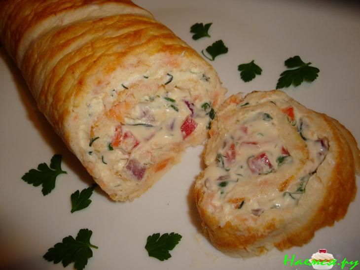 Закусочный рулет с копченой лососью и маскарпоне