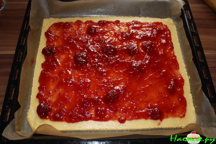 Пирог с вареньем и ванилью