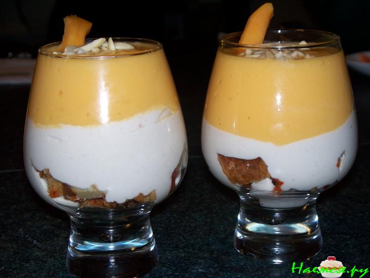 Десерт из кекса и немного миндаля