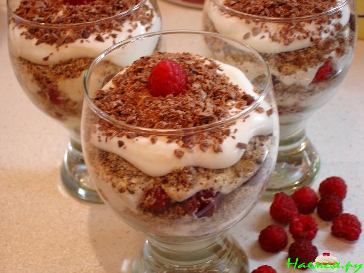 Десерт с малиной и взбитыми сливками