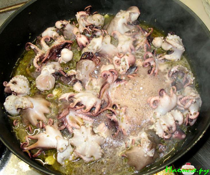 Беби-осьминоги под соусом из грецких орехов