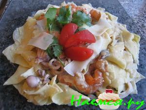 Паста с морепродуктами с сыром и коньяком