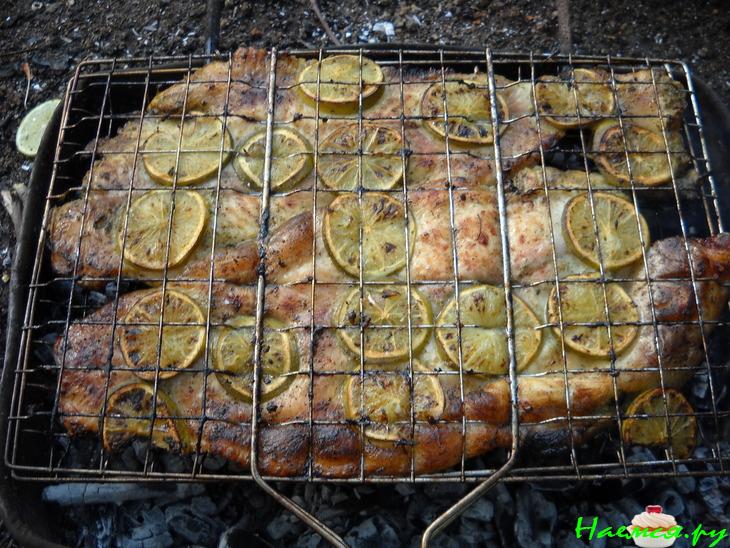 Пангасиус, приготовленный на углях дерева грецкого ореха 