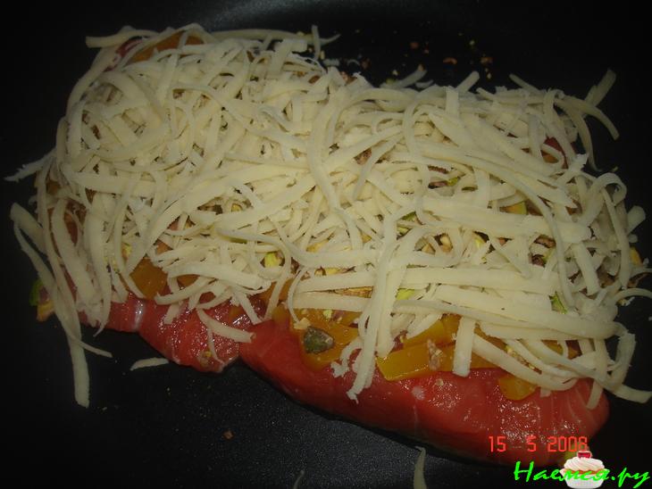 Лосось запеченный с персиком и орешками