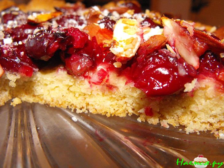 Открытый вишневый пирог с миндалем