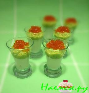 Аеррины с авокадо, козьим сыром и икрой