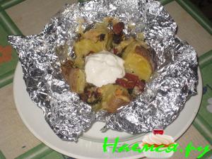 Печеный картофель, фаршированный сырокопченой колбасой, сыром, зеленью и чесноком