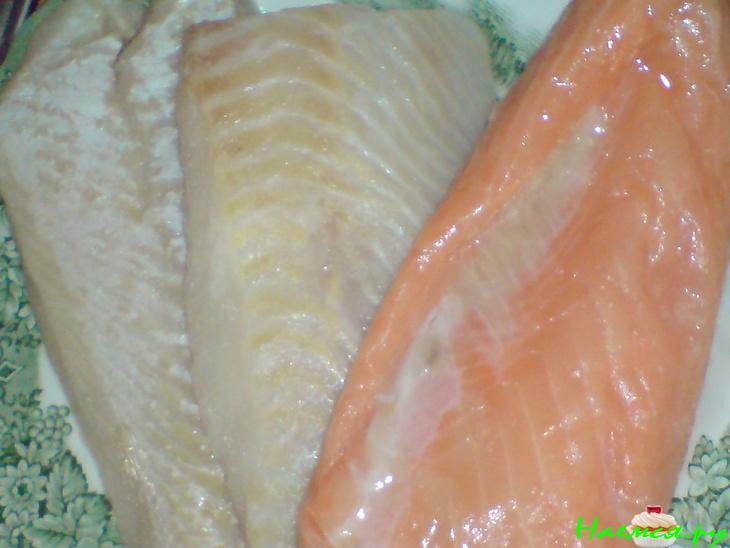 Салат из отварной рыбы и помидорок