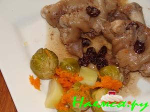 Свиные "лапки" с изюмом в красном вине Свиные "лапки" с изюмом в красном вине