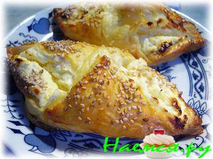 Слойки с двумя сырами