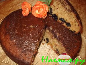 Пирог к чаю с орехами, черносливом, изюмом и шоколадом
