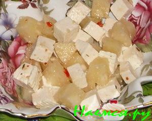Салат с фетой и ананасами