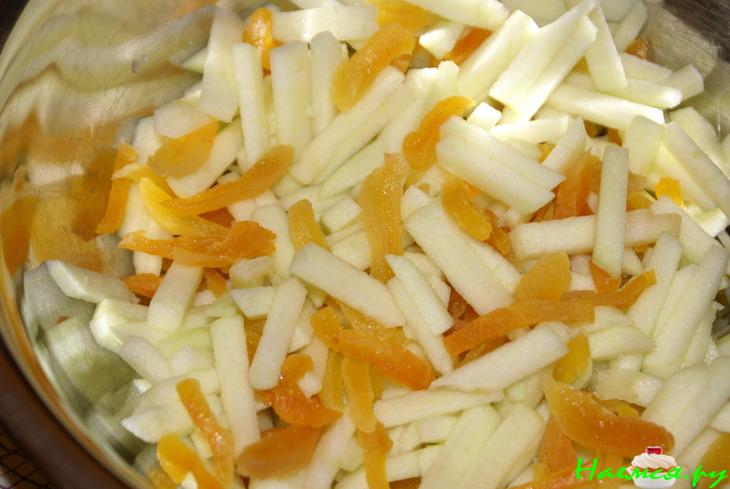 Салат из индейки с курагой и йогуртом