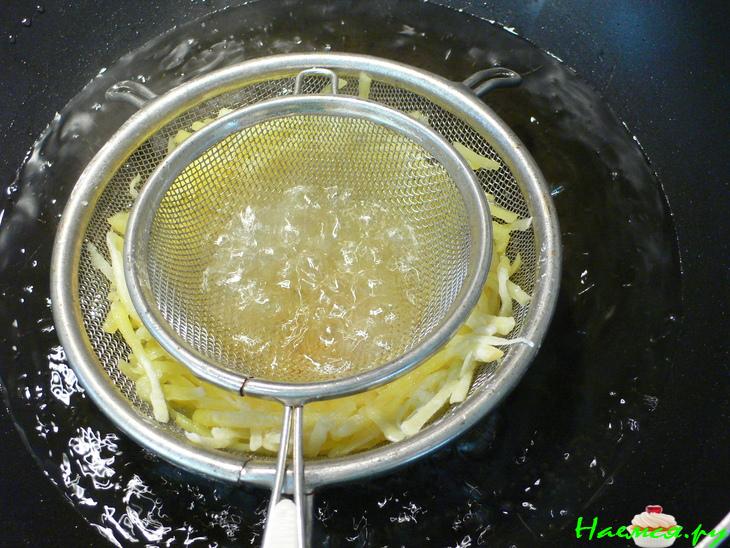 Картофельные гнезда с салатом