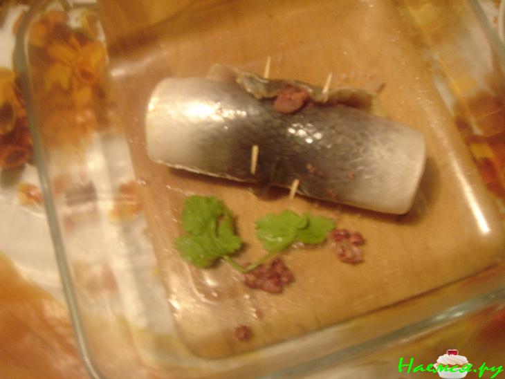 Запеченные рулетики из свежей сельди с брусникой Запеченные рулетики из свежей сельди с брусникой