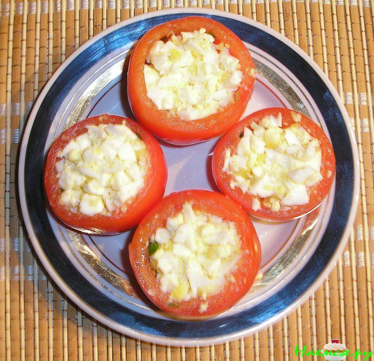 Фаршированные яйцом и зеленью помидоры
