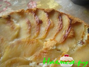 Шарлотка с яблоками и изюмом