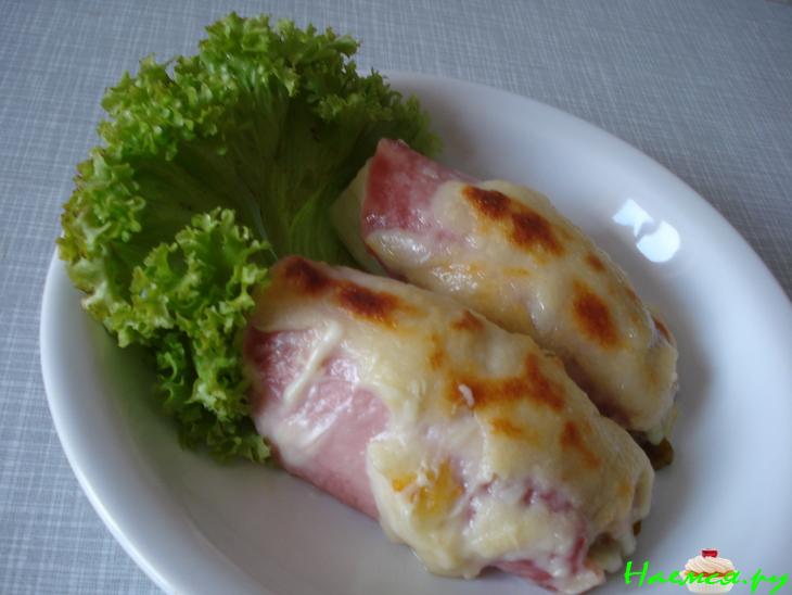 Цикорный салат с ветчиной под сырной корочкой