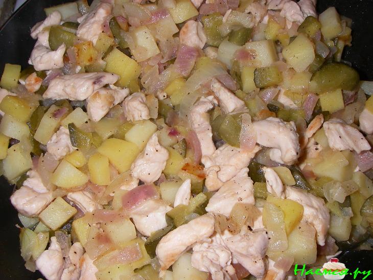 Пирожки с курицей, картофелем и солеными огурчиками Пирожки с курицей, картофелем и солеными огурчиками