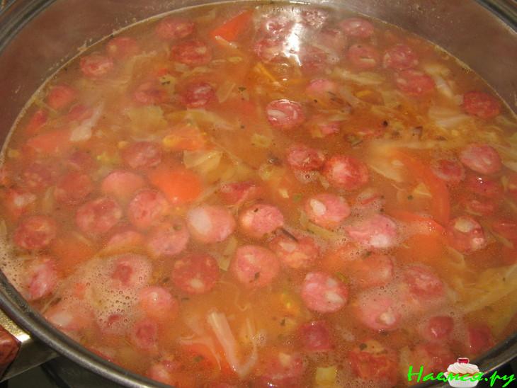 Суп с охотничьими колбасками и фасолью