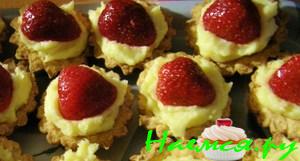 Корзинки с кремом, украшенные клубникой