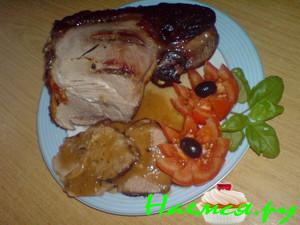 Голень индейки под яблочно-луковым соусом