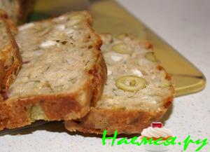 Ржаной кекс с беконом, брынзой и оливками