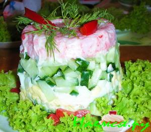 Салат слоеный с крабовыми палочками и авокадо