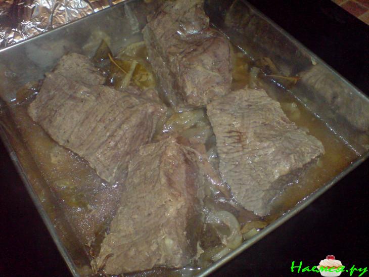 Говядина запеченная на луке
