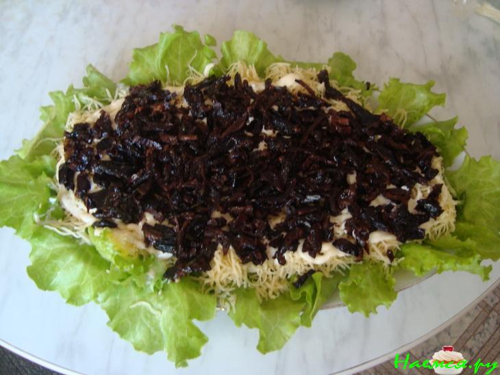 Салатик с куриной грудкой, сыром и черносливом Салатик с куриной грудкой, сыром и черносливом