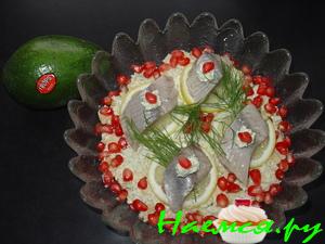 Салат-закуска с сельдью, авокадо и крекером