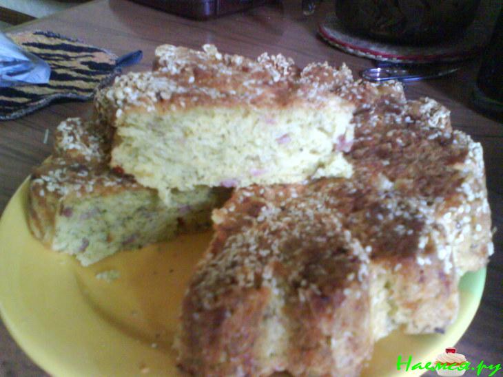 Кекс с колбасой и двумя сырами&nbsp; 