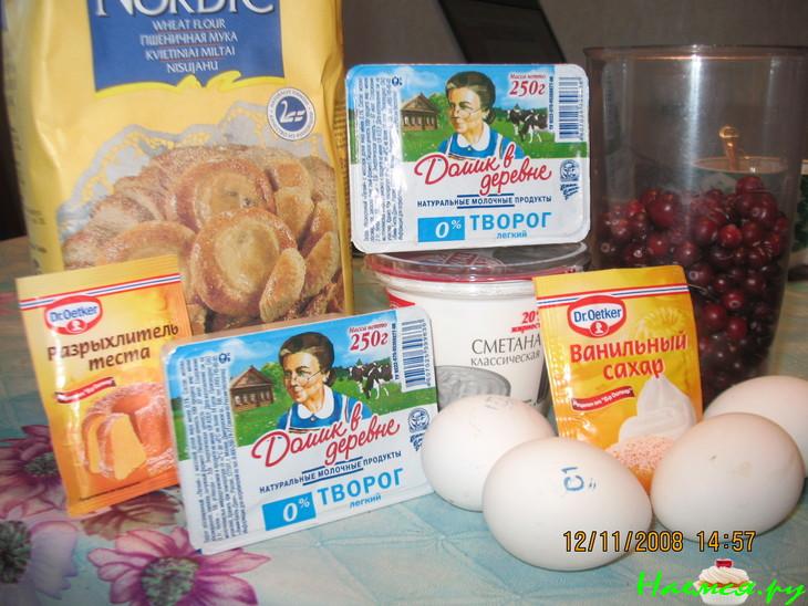 Бисквитный пирог с клюквой и творогом Бисквитный пирог с клюквой и творогом