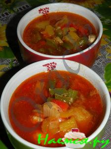 Гуляш куриный &laquo;Светофор&raquo; с красным, желтым и зеленым перцем