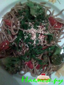 Гречневая лапша с овощами