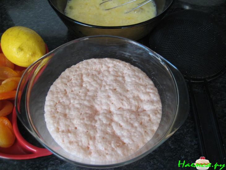 Кулич с курагой, миндалем и изюмом